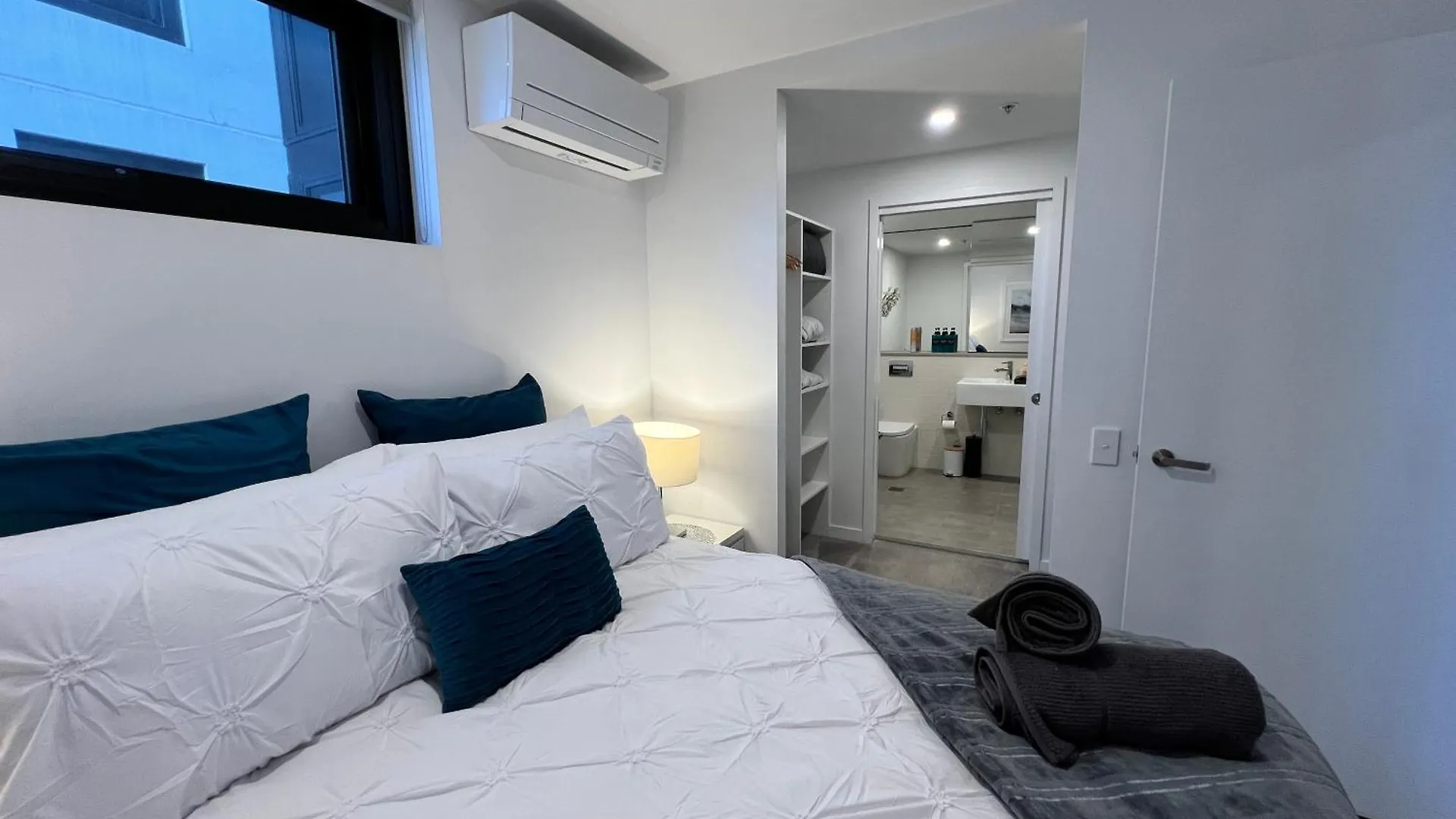 Midnight Luxe 2Br 2Bath Apartment 507 In The Heart Of Braddon L5 Views Pool Sauna Gym Wifi Canberra 0*,  Australia